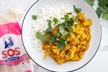 Indické Aloo gobi - karfiolovo-zemiakové karí s basmati ryžou