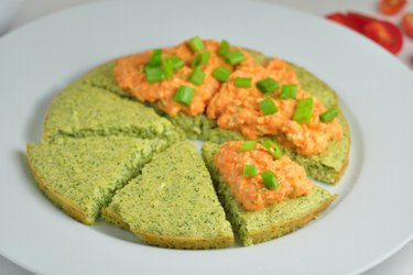 Brokolicový koláč s mrkvovou nátierkou