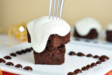 Čokoládový proteínový koláč s vanilkovým krémom