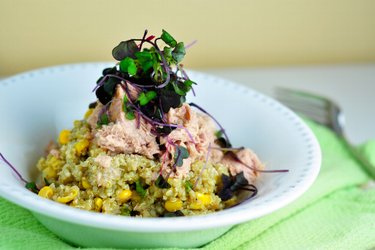 Quinoa s bazalkovým pestom a tuniakom