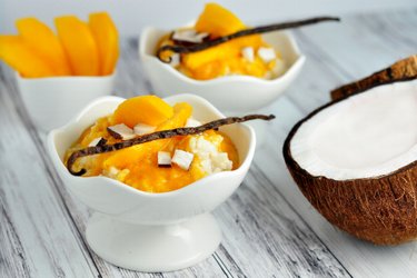 Zdravá vanilková mliečna ryža s mangom