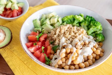 Zeleninový šalát s cícerom, quinoou a humusom